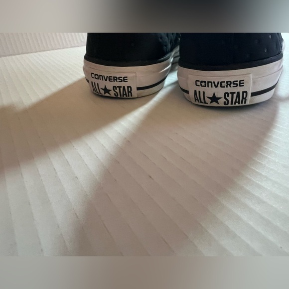 CONVERSE ALL STAR WOMEN’S SIZE 7.  BLACK ON BLACK POLKADOT PATTERN - Picture 4 of 6